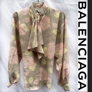 🎀 Fab vintage BALENCIAGA blouse with neck ruffle detail.